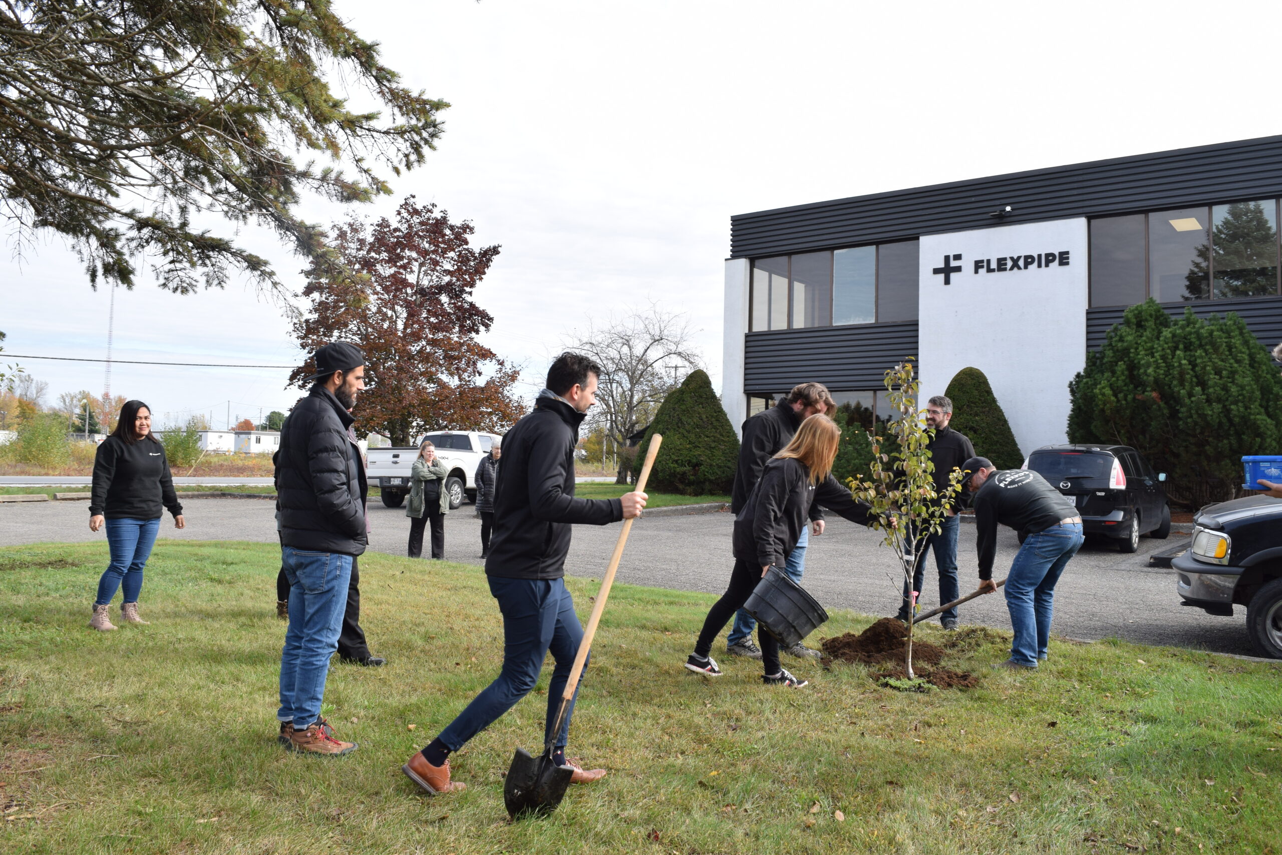 les employés de Flexpipe plantent 5 arbres pour pallier leur empreinte carbone
