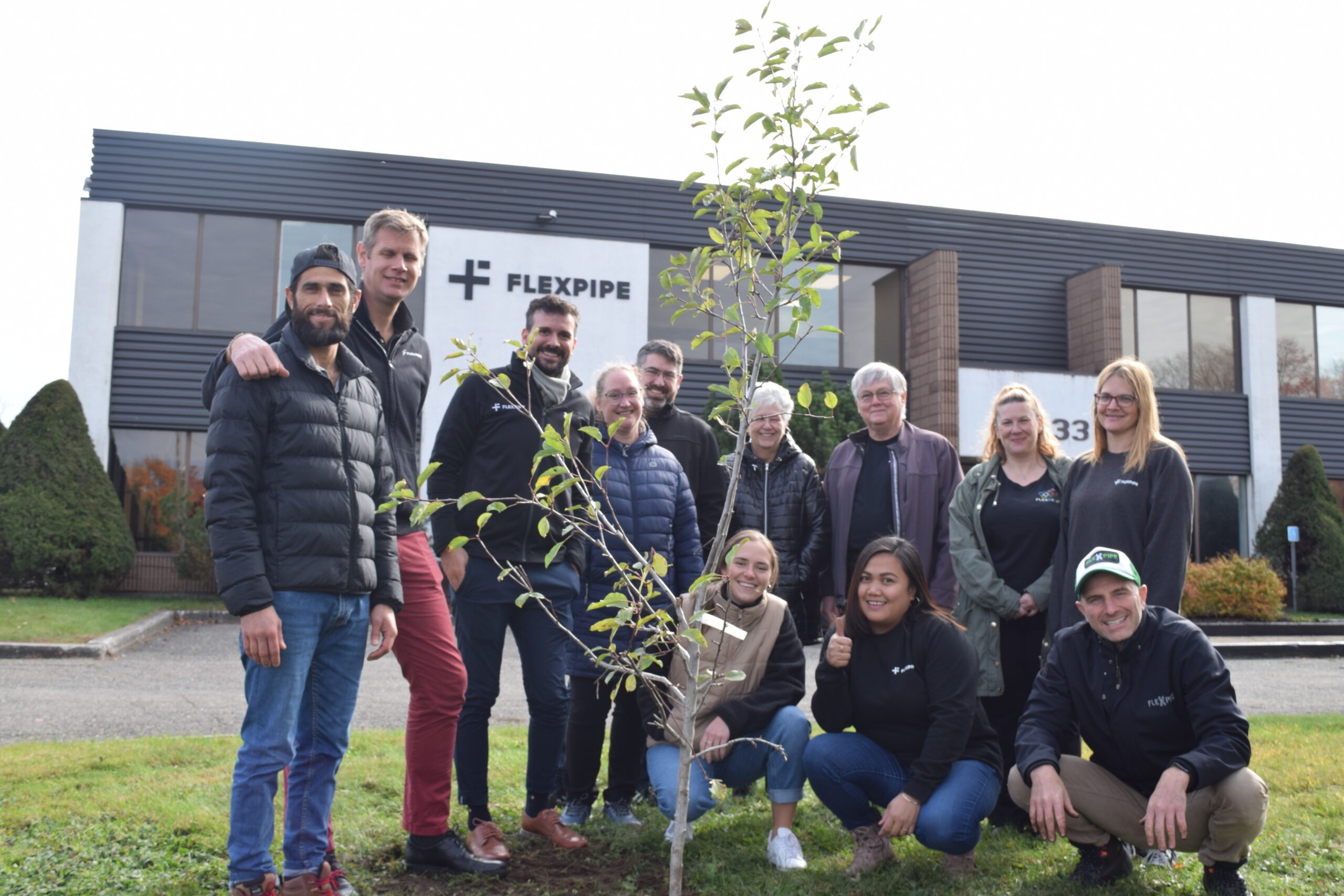 Plantation de 5 arbres fruitiers pour compenser l'empreinte carbone des employés