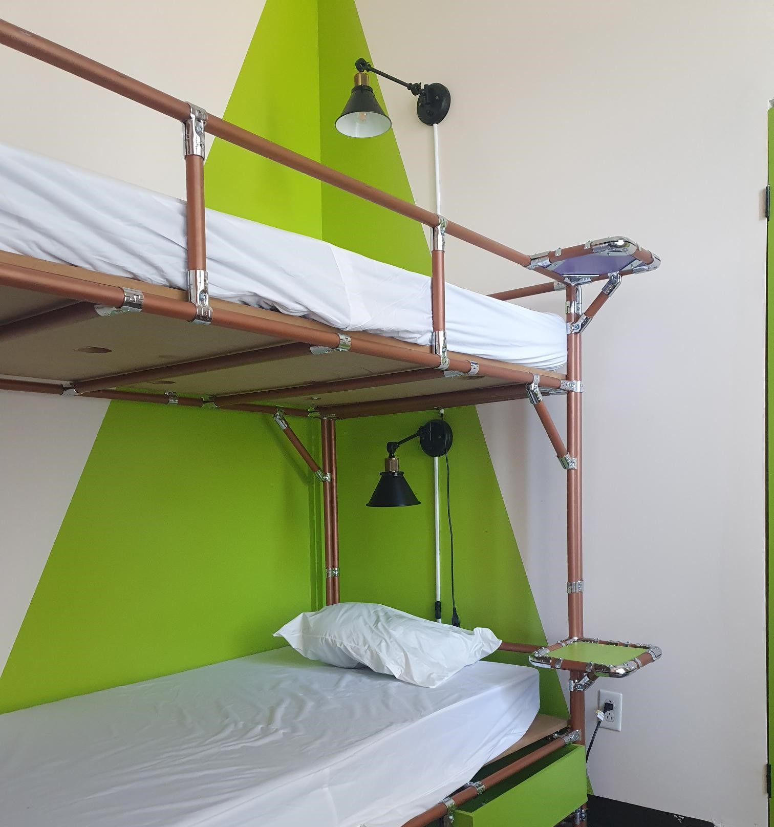 lits-superposés robuste et sur-mesure en tubes et joints connecteurs