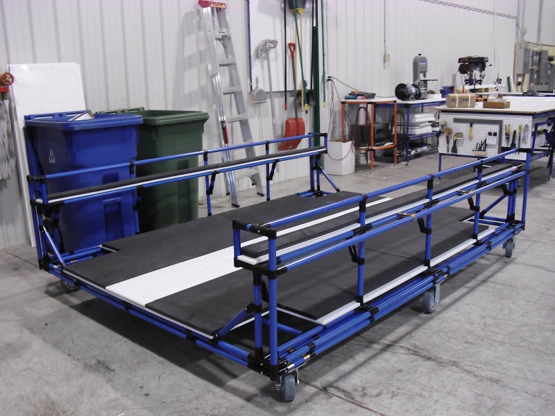 Large cart adapted to transport large parts