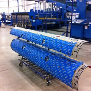 Cart designed for the simultaneous transport of two wide matrices, optimizing efficiency in the corrugated industry